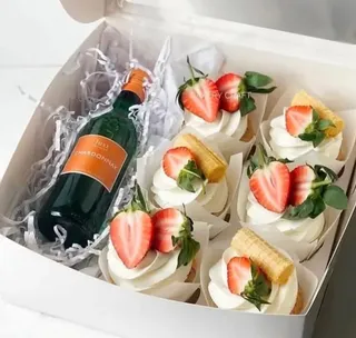 Cupcake box with window cover