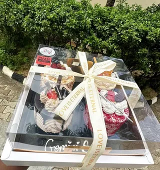 Gold dessert/food box
